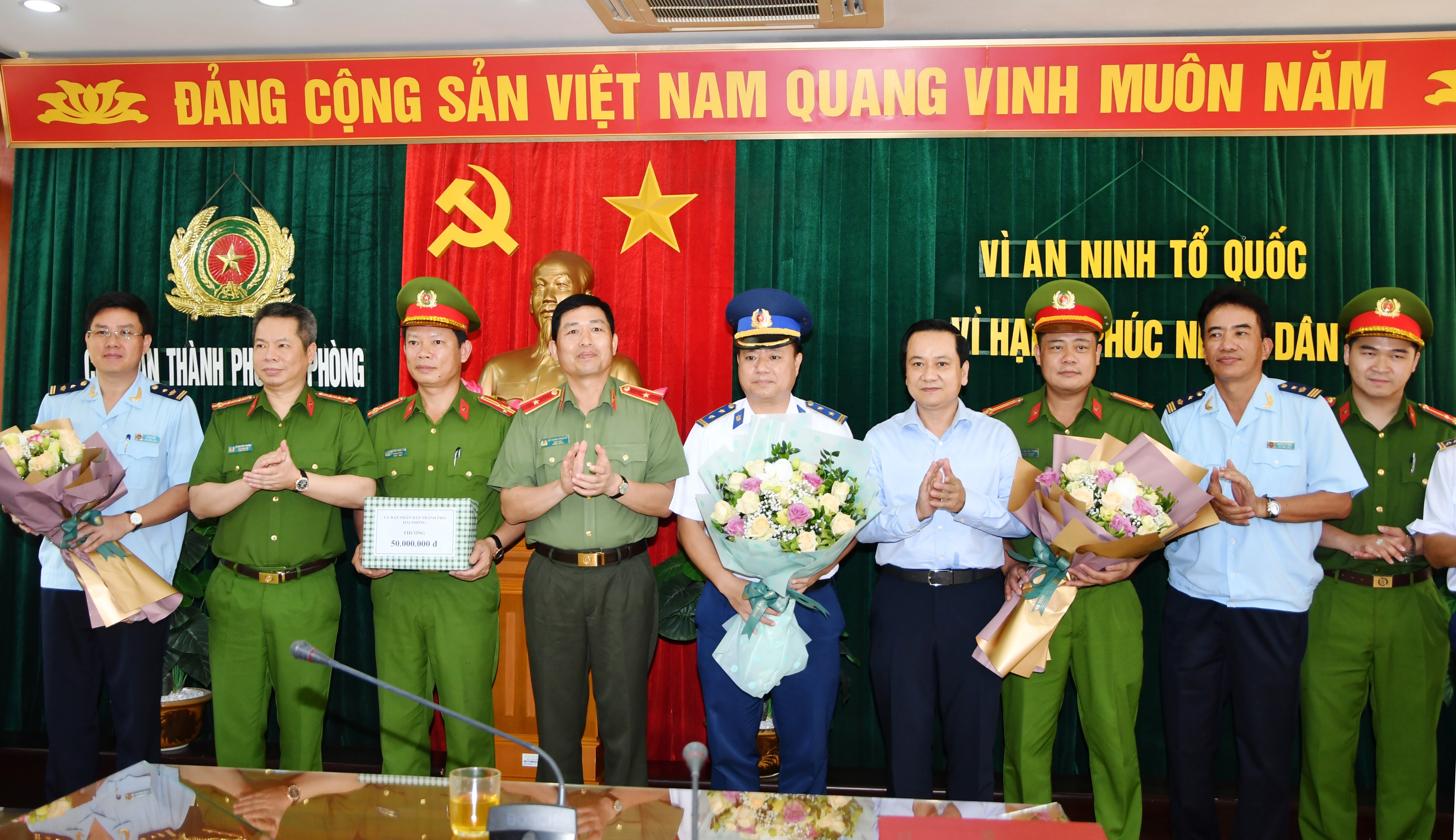 Ủy ban nhân dân thành phố khen thưởng các đơn vị đấu tranh với ổ nhóm buôn lậu quặng đồng nguyên khai qua Cảng Hải Phòng
